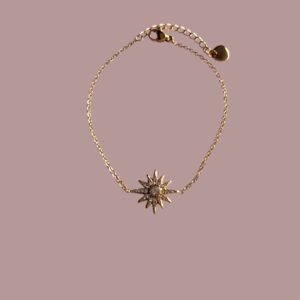 Bracelet fine avec une étoile ornée de cristaux