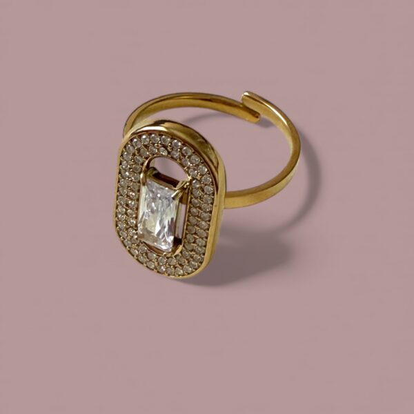 Bague ovale avec cristal blanc Bague ovale avec cristal blanc