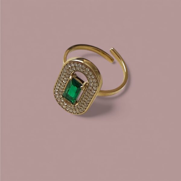 Bague ovale avec un cristal vert